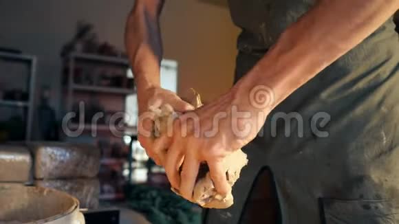 手工陶工准备陶土材料在成型前揉捏黏土视频的预览图