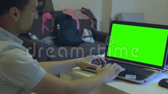 一个在房间里用一台彩色笔记本电脑工作的人视频的预览图