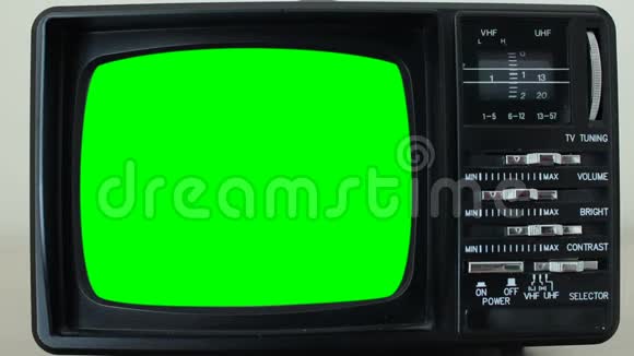 带有绿色屏幕的旧电视视频的预览图