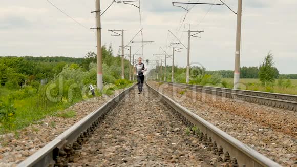 运动员沿着铁路行驶视频的预览图