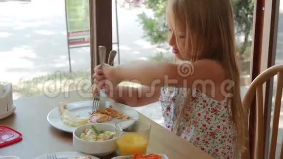 坐在城市咖啡馆里吃沙拉的年轻女孩可爱的少女在咖啡馆吃午饭视频的预览图