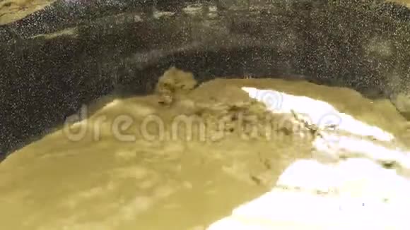 温泉度假村的泥浆浴中溅起泥浆水泥浆浴用于水疗中心的身体治疗美丽与健康视频的预览图