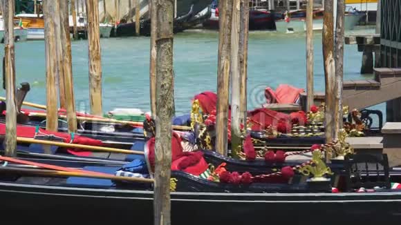 位于大运河上的装饰敞篷传统的威尼斯水运视频的预览图