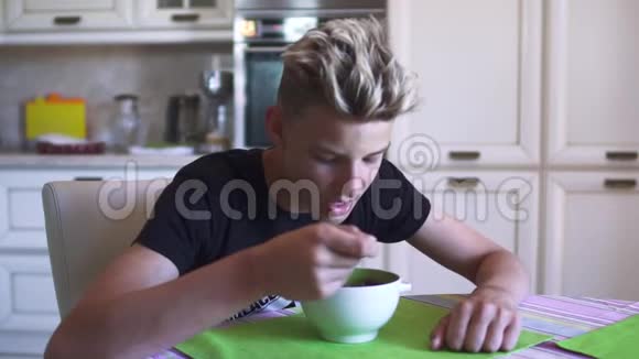 金发男孩在凯特肯吃早餐视频的预览图