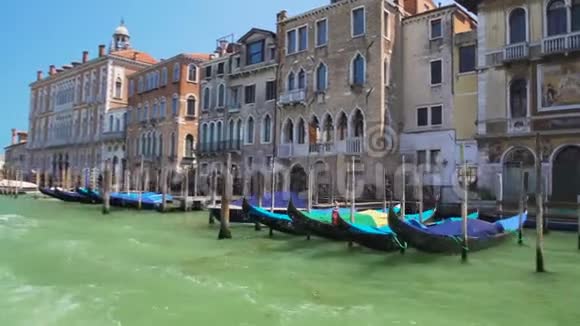 传统的威尼斯船只停泊在木柱上大运河观光视频的预览图
