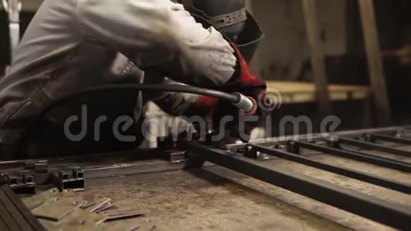 工人正在车间里焊接一根金属梁来施工视频的预览图