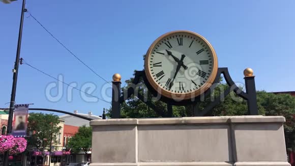 美国小镇上的一座钟形纪念碑视频的预览图