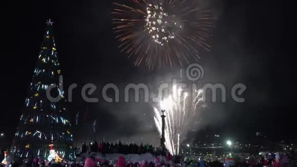 庆祝新年快乐的烟花围观烟火的人群视频的预览图