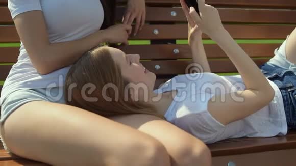 一个漂亮的女孩跪在朋友面前视频的预览图