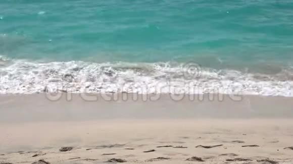 沙滩线被泡沫般的印度洋海浪冲刷视频的预览图