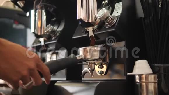 专业研磨机中的咖啡粉4K慢动作视频的预览图