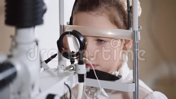 小女孩的眼睛生物显微镜视频的预览图