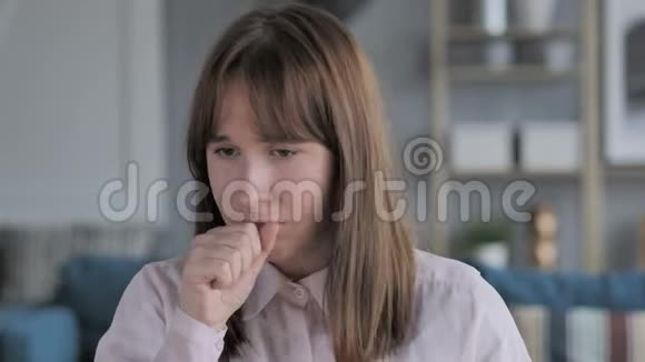 偶然的少女咳嗽喉咙感染的肖像视频的预览图