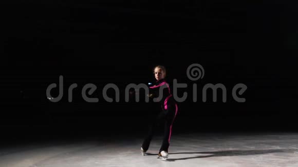 一个专业的女滑冰手在冰鞋上围成一个圆圈当双脚向两边移动时就位视频的预览图