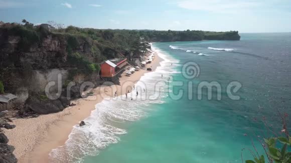 巴拉干海滩有度假村岩石沙岸和海浪视频的预览图