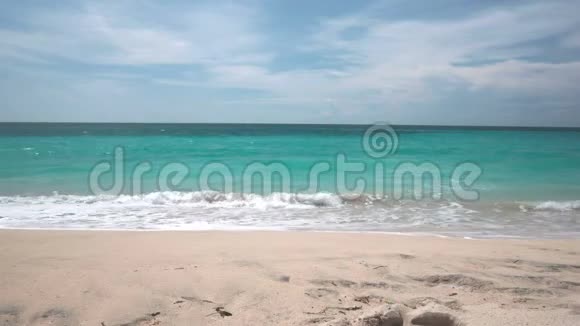 梦幻岛海滩的细沙被泡沫般的印度洋海浪所冲刷视频的预览图