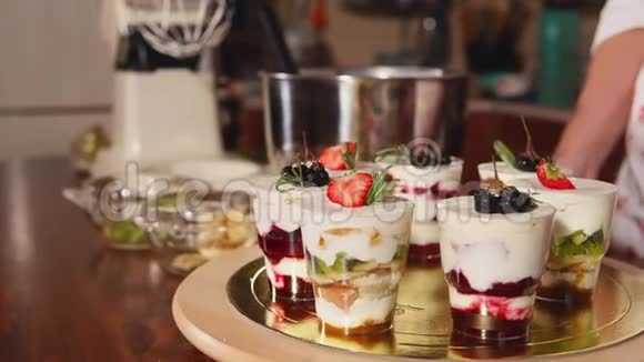 配奶油甜水果慕斯的眼镜正站在一个圆形的盘子里视频的预览图