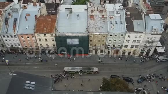 从市政厅观看电车在利沃夫狭窄街道上的和平运动视频的预览图