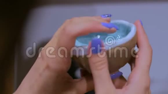 专业女陶工在制陶车间检查陶瓷杯视频的预览图