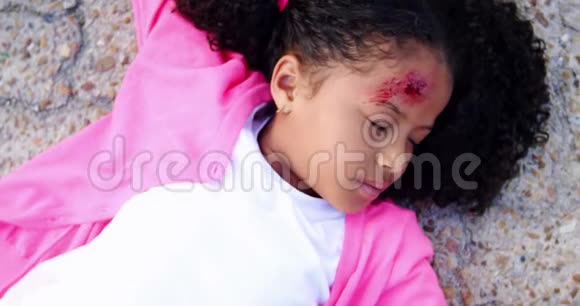 车祸后昏迷的女孩摔倒在地上视频的预览图