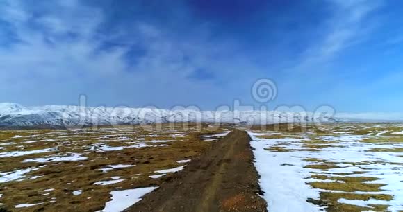 青藏高原的土路空中4k镜头视频的预览图