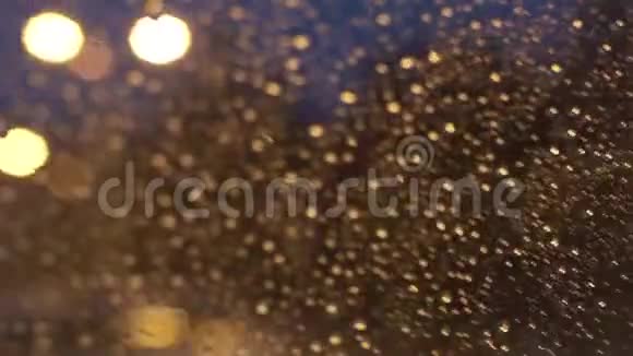 一个在大雨中开车的女人视频的预览图