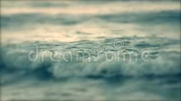 美丽的柔和的焦点在海面上的海浪与白色泡沫视频的预览图