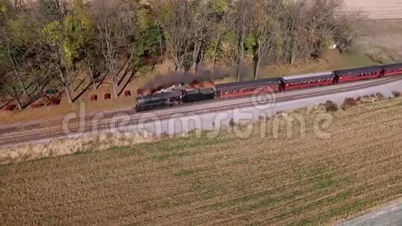 美国宾夕法尼亚州一个车站的蒸汽机和火车的试飞视频的预览图