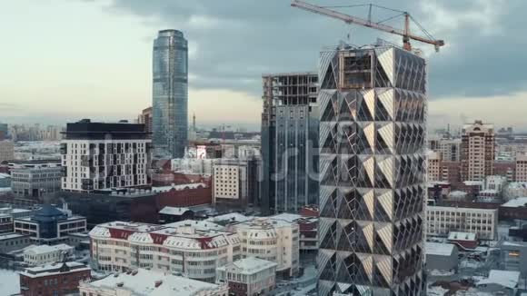 冬季大城市中心新玻璃摩天大楼的扩建行动城市景观乌拉尔Ekaterinburg视频的预览图