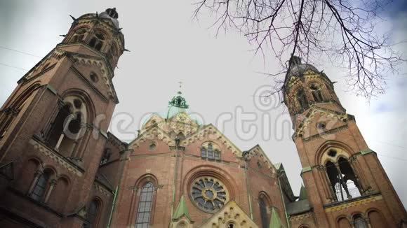 德国慕尼黑新教徒大教堂圣路加教堂视频的预览图