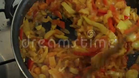 烹饪蔬菜莱科视频的预览图