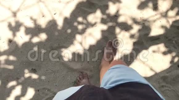 在巴厘岛热带沙滩上赤脚行走的男人视频的预览图