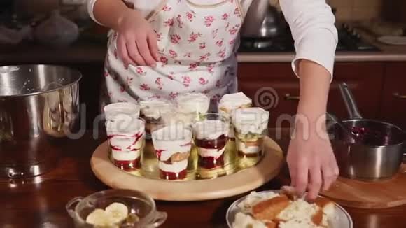 烹饪女人正在把蛋糕和冰淇淋一起放进杯子里特写视频的预览图