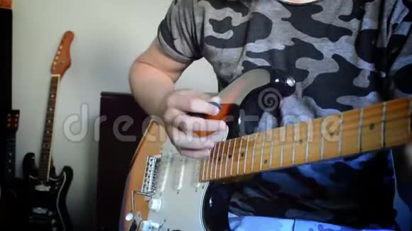 一个弹吉他的男孩视频的预览图