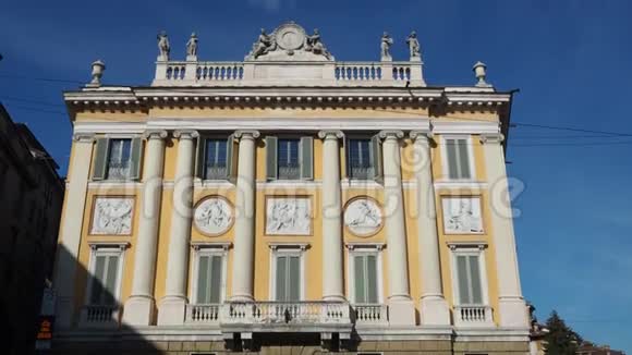 贝加莫意大利上城区的古老历史建筑梅多拉戈阿尔巴尼宫视频的预览图