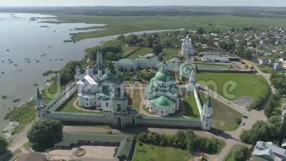 飞越俄罗斯雅罗斯拉夫尔地区罗斯托夫大教堂和克里姆林宫视频的预览图