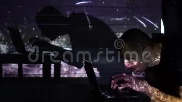 一个带着烟火在电脑上工作的人的影子视频的预览图