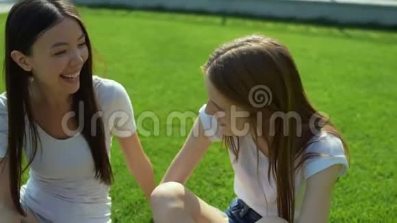 两个漂亮的女孩在一起享受时光视频的预览图