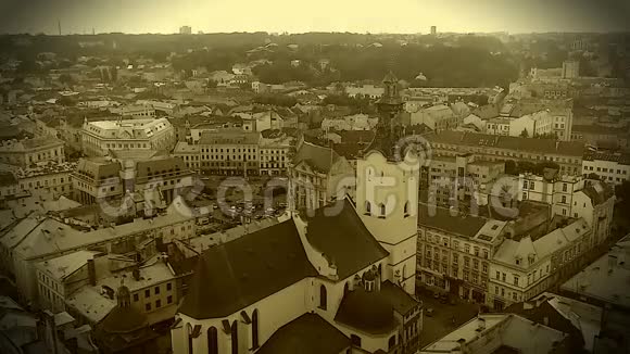 乌克兰利沃夫中世纪罗马天主教大教堂的复古录像视频的预览图