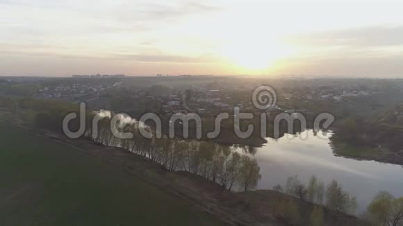 夕阳下的乡村湖泊视频的预览图