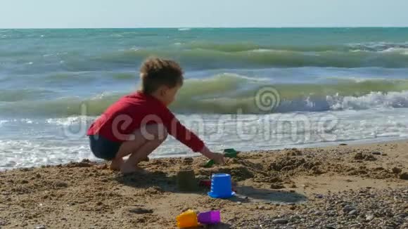 小男孩在沙滩上玩耍吹牛视频的预览图