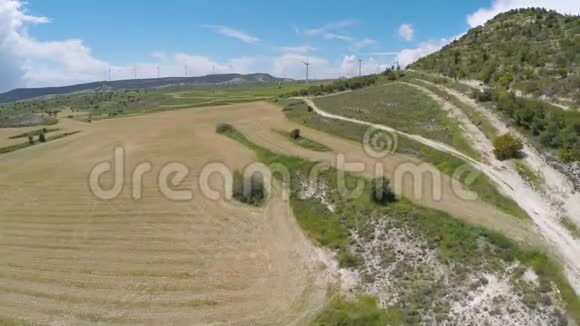 有风力涡轮机替代能源航空设备的农村农田视频的预览图