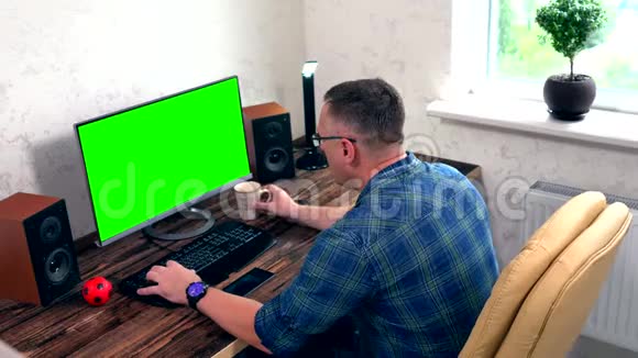 一位商人正在做一个大型桌面显示器视频的预览图