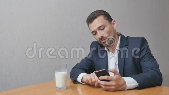 网上的男人不想喝一杯牛奶视频的预览图
