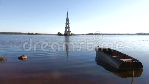 七月的早晨在乌格里克水库上查看被淹的钟楼俄罗斯卡利亚津视频的预览图