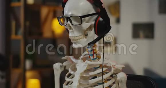 戴着耳机的骨架坐在电脑前视频的预览图