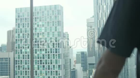 年轻成功的富人欣赏摩天大楼的市中心3840x2160视频的预览图