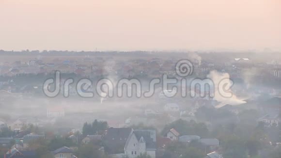 曾经迷人的小镇被工业工厂的浓雾笼罩着视频的预览图