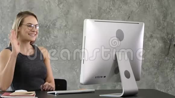 商务女性在办公室用电脑开视频会议视频的预览图