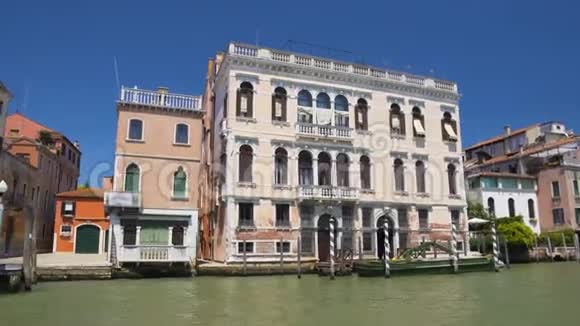 威尼斯观光沿大运河乘船游览古建筑景观视频的预览图